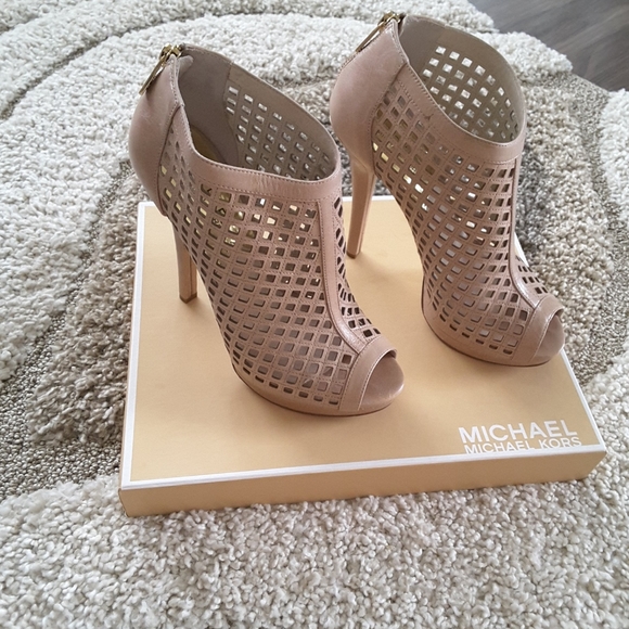 Michael Kors Graham Bootie - Picture 2 of 7